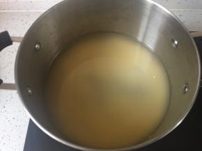 将小米淘洗干净倒入锅中,加入约5倍的清水.中大火煮半小时