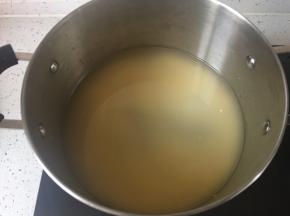 将小米淘洗干净倒入锅中,加入约5倍的清水.中大火煮半小时