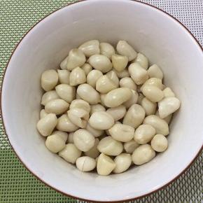 泡好的花生米将红皮剥掉