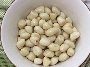 泡好的花生米将红皮剥掉