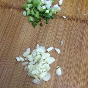 葱和蒜都切成小粒