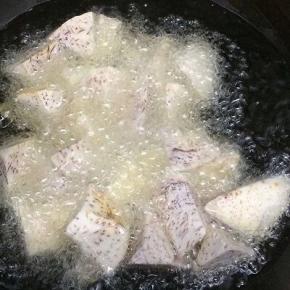 炒锅里多放一些油，等油温七成热时，下入芋头炸到变干