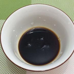 生抽、耗油、白糖放入碗中调均