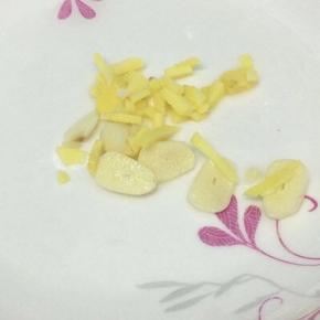 姜蒜切成小片