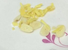 姜蒜切成小片