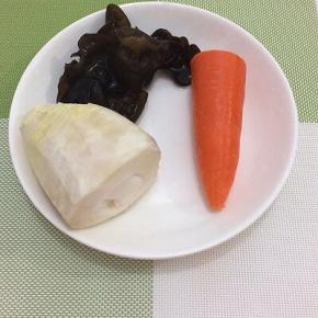 食材：春笋、胡萝卜、木耳