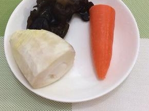 食材：春笋、胡萝卜、木耳