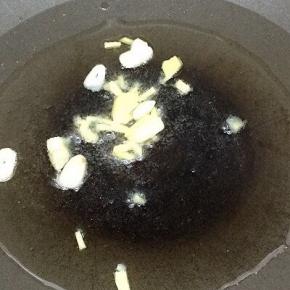 炒锅倒入适量的油烧热后，将姜蒜放入炒出蒜香味