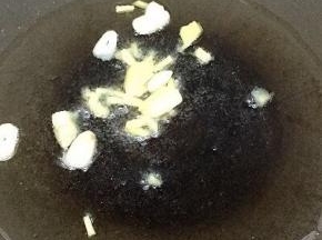 炒锅倒入适量的油烧热后，将姜蒜放入炒出蒜香味