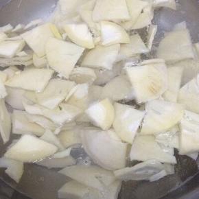 锅中加入适量的水烧开，将春笋倒入焯三分钟