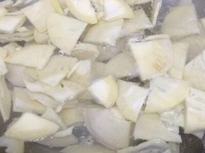 锅中加入适量的水烧开，将春笋倒入焯三分钟