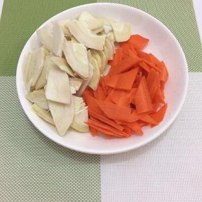 剥好的春笋洗干净切成薄片，胡萝卜也同样切成片