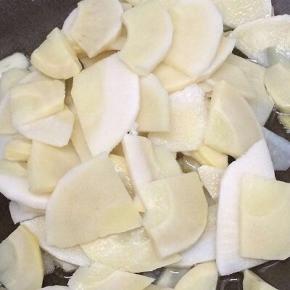 在将春笋倒入煸炒片刻