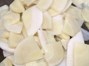 在将春笋倒入煸炒片刻
