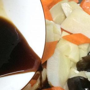 最后放入调好的料汁翻炒均匀，关火出锅