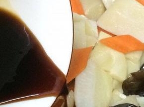最后放入调好的料汁翻炒均匀，关火出锅
