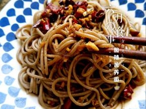 夏天一碗酸辣苦荞面