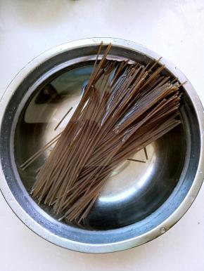 苦荞面用冷开水泡2个小时以上