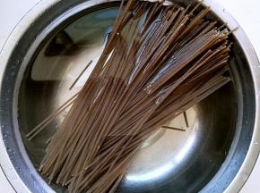 苦荞面用冷开水泡2个小时以上