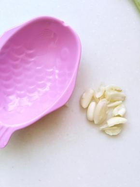 蒜洗净薄皮切碎