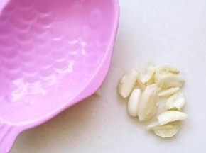 蒜洗净薄皮切碎