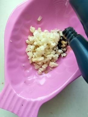 切碎的蒜末加入黑醋