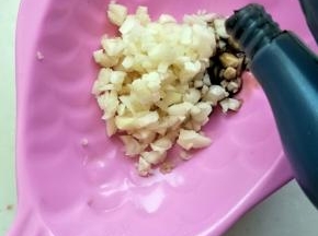 切碎的蒜末加入黑醋