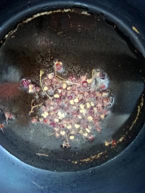 油锅放油烧热后放入花椒小火炸出香味