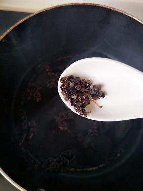 炸过的花椒捞出不要