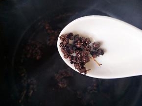炸过的花椒捞出不要