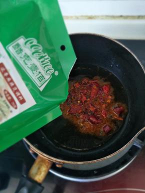 倒入浓香麻辣烫调料翻炒