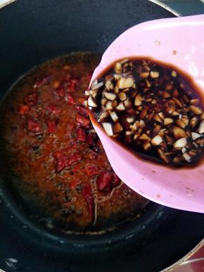 翻炒出香味倒入醋酸汁在翻炒2分钟关火备用