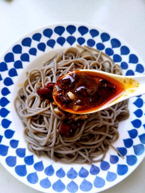 泡好的苦荞面控干水份加入超好的酸辣酱汁拌匀开吃