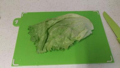 把生菜切丝。玉米烧热，再加入坚果和蔓越莓，撒上芝麻酱，就可以开始吃咯！