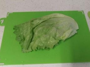 把生菜切丝。玉米烧热，再加入坚果和蔓越莓，撒上芝麻酱，就可以开始吃咯！