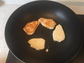 一面煎好后,翻面煎另一面