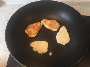 一面煎好后,翻面煎另一面