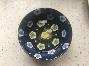 蛋清加入少许食盐打散