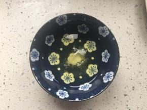 蛋清加入少许食盐打散
