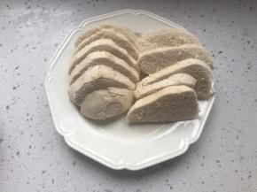 馒头切成1厘米左右的厚片