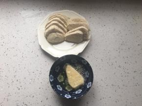 馒头片在蛋液中蘸一圈