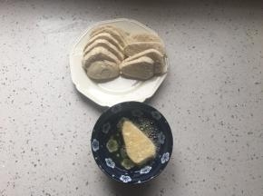 馒头片在蛋液中蘸一圈