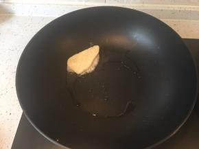 热锅热油下入馒头片，中小火煎制