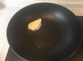 热锅热油下入馒头片，中小火煎制