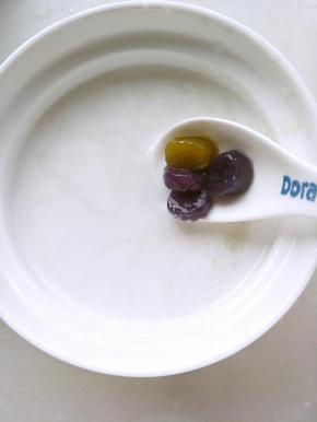 椰子粉用凉开水化开，加入冰凉的芋圆