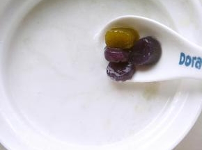 椰子粉用凉开水化开，加入冰凉的芋圆