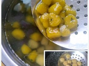 芋圆分别煮熟，飘在水面在煮两分钟捞出，放入凉开水冰好捞出控干水份。