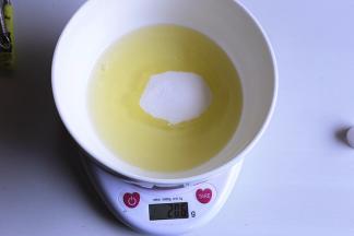 蛋清与蛋黄分离后，在蛋清中加入细砂糖