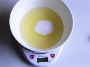 蛋清与蛋黄分离后，在蛋清中加入细砂糖