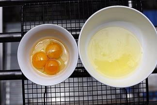 将蛋清与的蛋黄分离，确保蛋清分量是60g